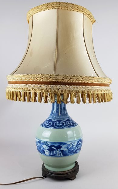 Table lamp in white-blue porcelain with Asian...