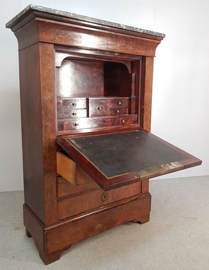 Straight mahogany and flamed mahogany veneer...