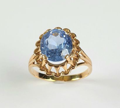Yellow gold ring 750 ‰ adorned with a blue...