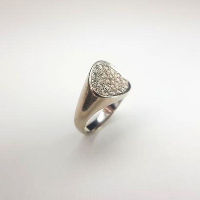 BAGUE en or gris 750 ‰ à plateau incurvé,...
