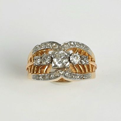 BAGUE en or jaune 750 ‰ et en platine, ornée...