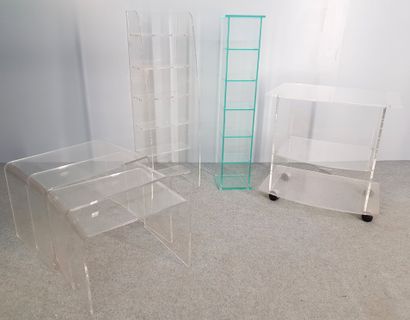 LOT de mobiliers en PMMA : 

TROIS TABLES...