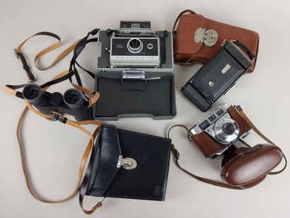 LOT including a Polaroid camera 330, a Kodak...