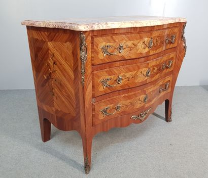 COMMODE style Louis XV en placage de bois...