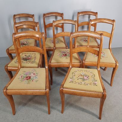 TABLE ronde pliante en noyer et placage de...