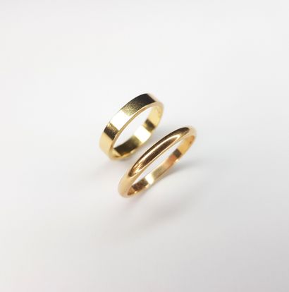 Two ALLIANCES in gold 750 ‰ one in ribbon,...