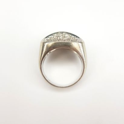 BAGUE en or gris 750 ‰ à plateau incurvé,...
