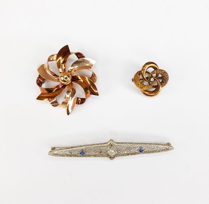 THREE 585 ‰ gold brooches, one of which is...