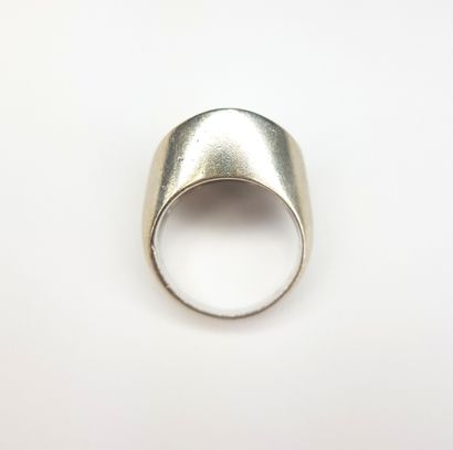 BAGUE en or gris 750 ‰ à plateau incurvé,...