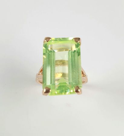 Yellow gold ring 750 ‰ set with a synthetic...