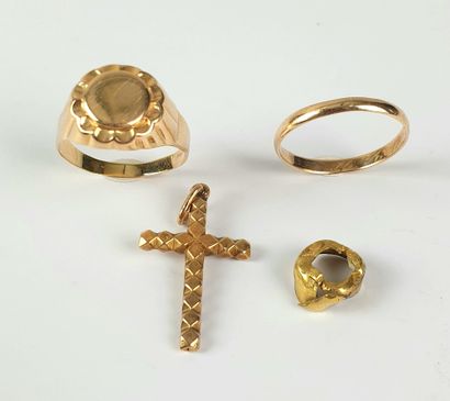 Lot in yellow gold 750 ‰ composed of a HORSE,...