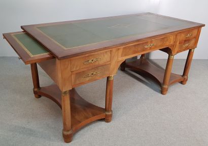 BUREAU de style Empire en placage de noyer...