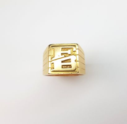 A yellow gold 750 ‰ square-topped CHEVALIERE,...