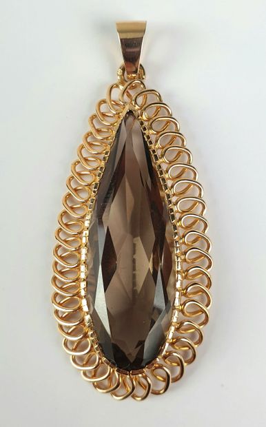 PENDENTIF piriforme en or jaune 750 ‰, serti...