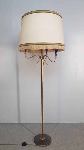 LAMPADAIRE en laiton, fût cannelé, à trois...