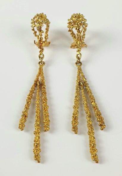 PAIR OF EAR CLIPS in granite yellow gold...