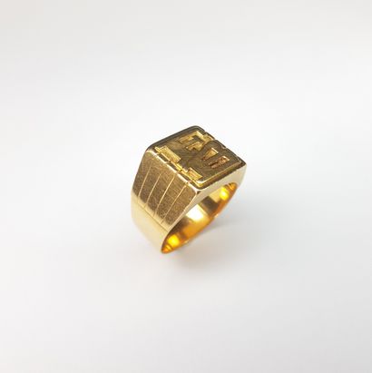 A yellow gold 750 ‰ square-topped CHEVALIERE,...