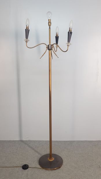 LAMPADAIRE en laiton, fût cannelé, à trois...