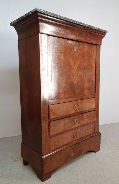Straight mahogany and flamed mahogany veneer...