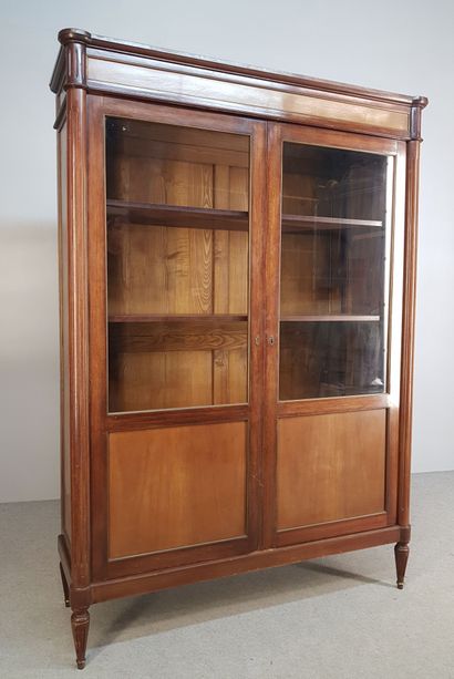 VITRINE de style Louis XVI en acajou et placage...