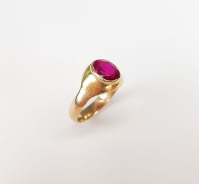 Yellow gold 750 ‰ ring, set with a synthetic...
