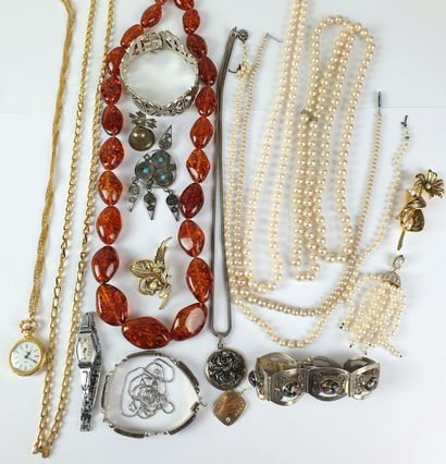 LOT consisting of: 

- a necklace of cultured...