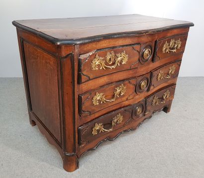 COMMODE en noyer, certaines parties surlignées...