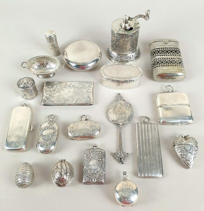 LOT of small silver objects: openwork box...