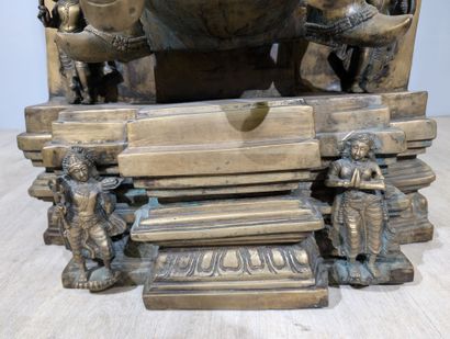 INDIA - 20th century
Large bronze stele depicting...