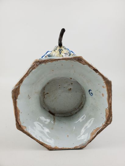 ROUEN Covered fountain and basin
Baluster-shaped...