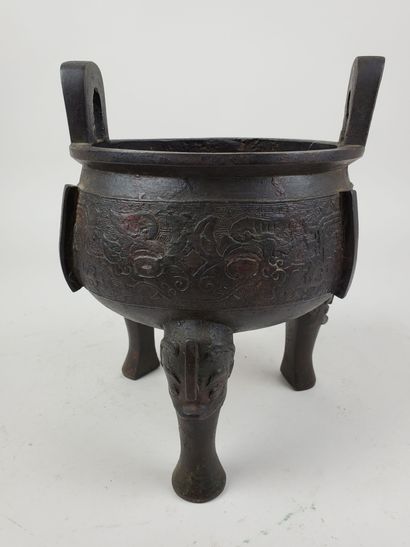 CHINA, Song and Ming periods
Two tripod bronze...