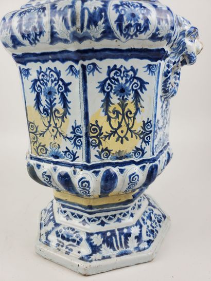 ROUEN Covered fountain and basin
Baluster-shaped...