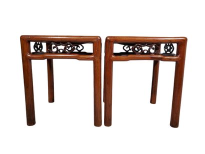 CHINA, circa 1850

Pair of Hong Mu stools

Square-shaped,...