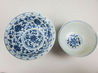 CHINA, Qing period
Two blue-white porcelain...