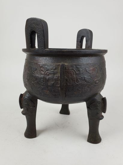 CHINA, Song and Ming periods
Two tripod bronze...