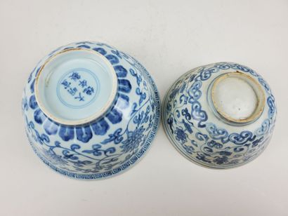 CHINA, Qing period
Two blue-white porcelain...