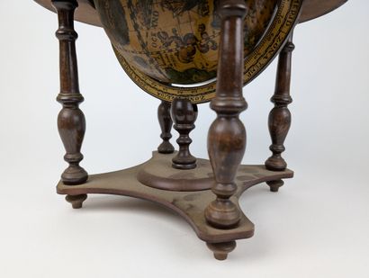 MAPPEMONDE
Socle quadripode en bois tourné,...