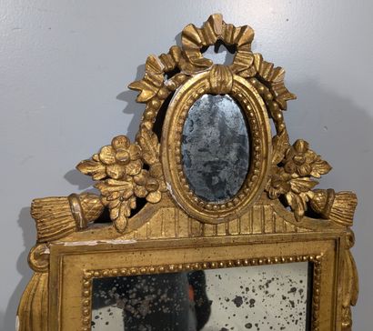 MIROIR de style Louis XVI 
Bois et stuc à...
