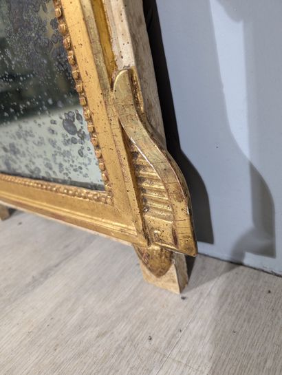 MIROIR de style Louis XVI 
Bois et stuc à...