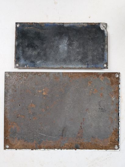 Deux PLAQUES ÉMAILLÉES en blanc et noir
Chacune...