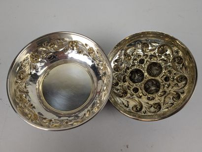 ORFÈVRERIE
Une boîte couverte en argent,...