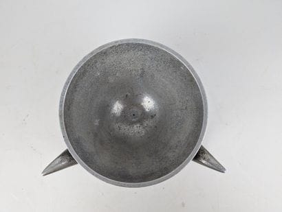 DESIGN
Coupe tripode en métal, panse ronde...
