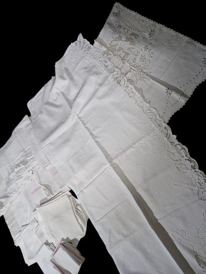 LINGE de MAISON ancien en lin ou coton comprenant...