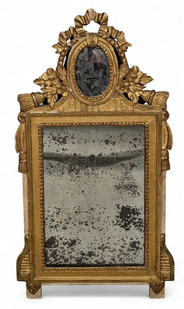MIROIR de style Louis XVI 
Bois et stuc à...