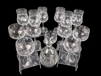 VERRERIE 
Lot de verres à décor floral gravé...