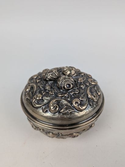 ORFÈVRERIE
Une boîte couverte en argent,...