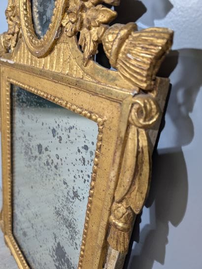 MIROIR de style Louis XVI 
Bois et stuc à...