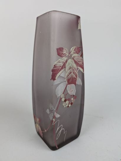 GLASSWARE
Four multi-layered or painted glass...