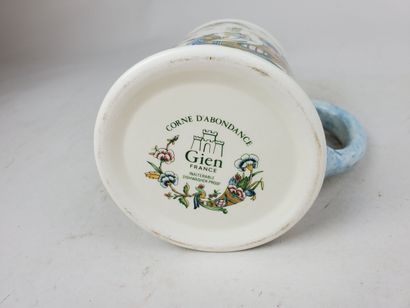 GIEN 
Ensemble de pièces de service de table...