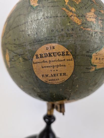 MAPPEMONDE
Socle en bois tourné et laqué...